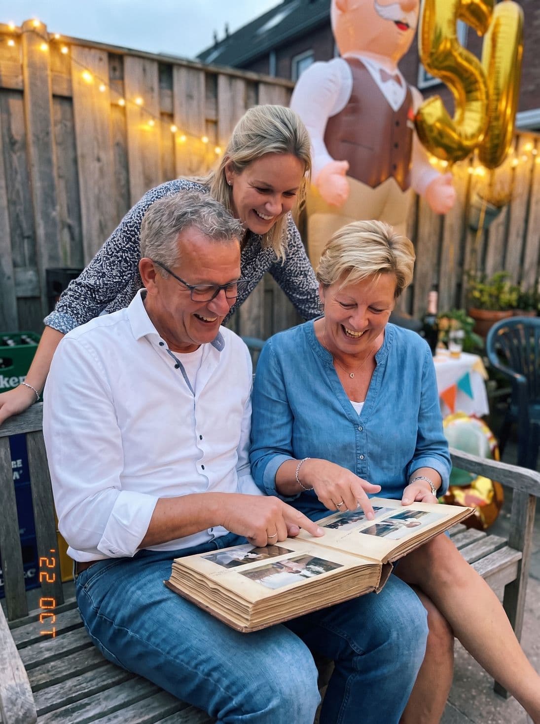 Samen met moeder het oude fotoalbum doorbladeren