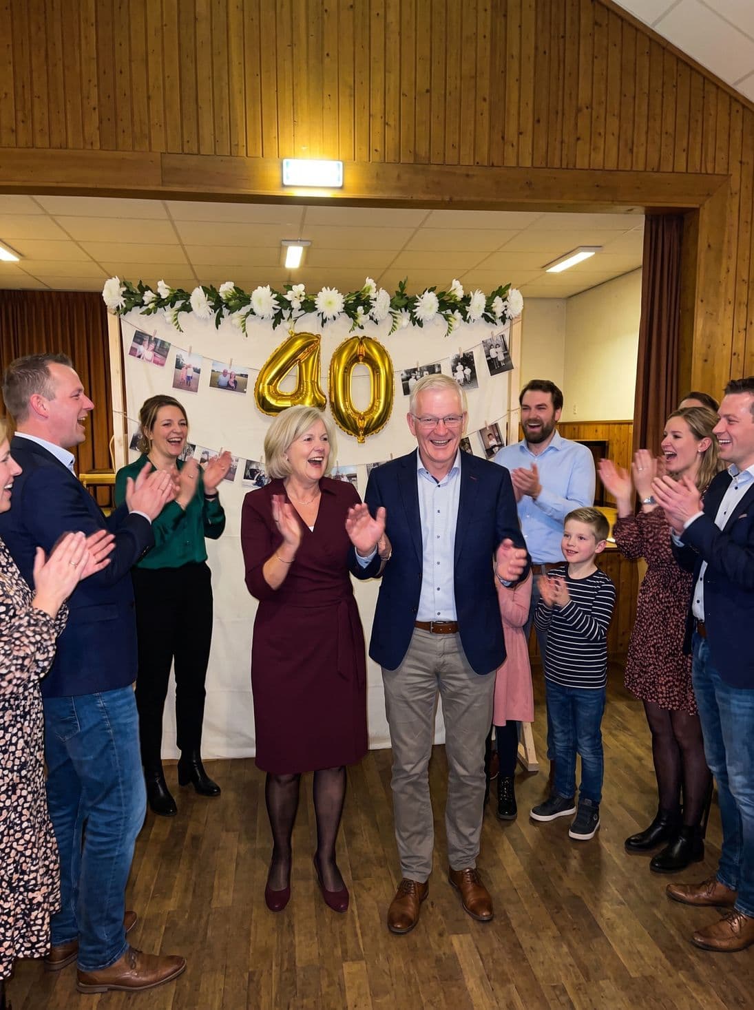Het jubileumpaar komt de zaal binnen terwijl de gasten applaudisseren