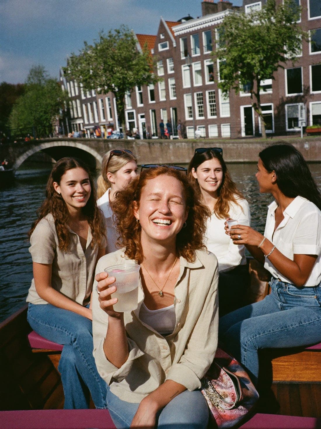 Het dispuut in een sloep op de gracht