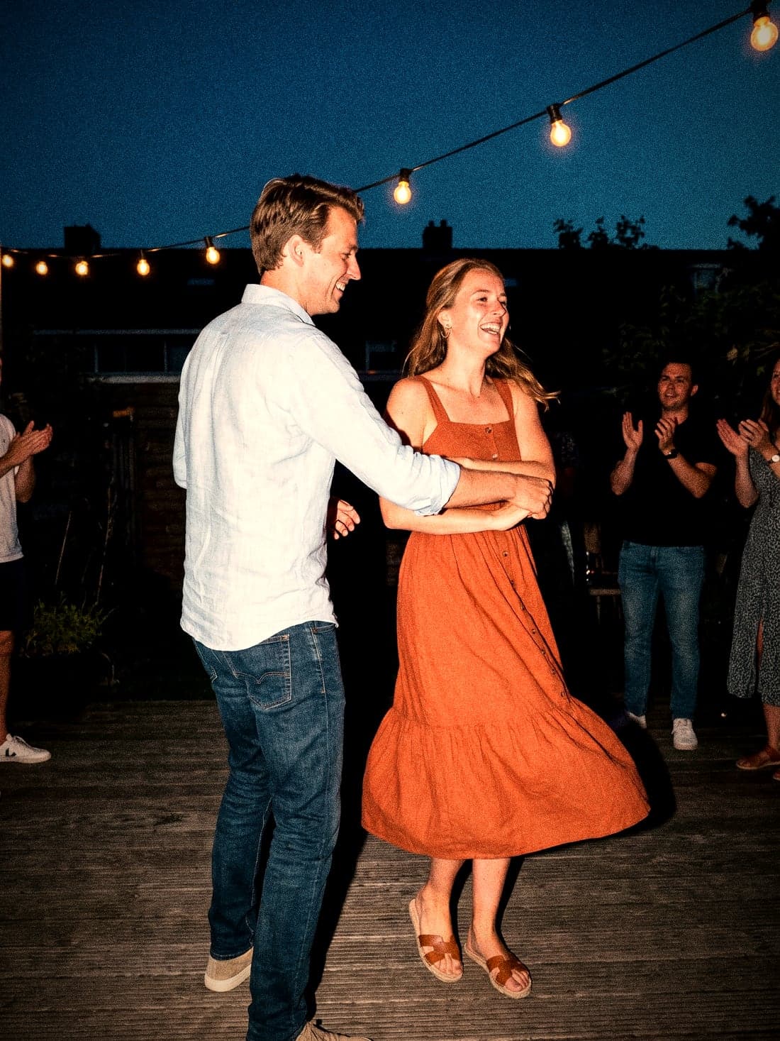 Mark en Sanne dansen op het terras