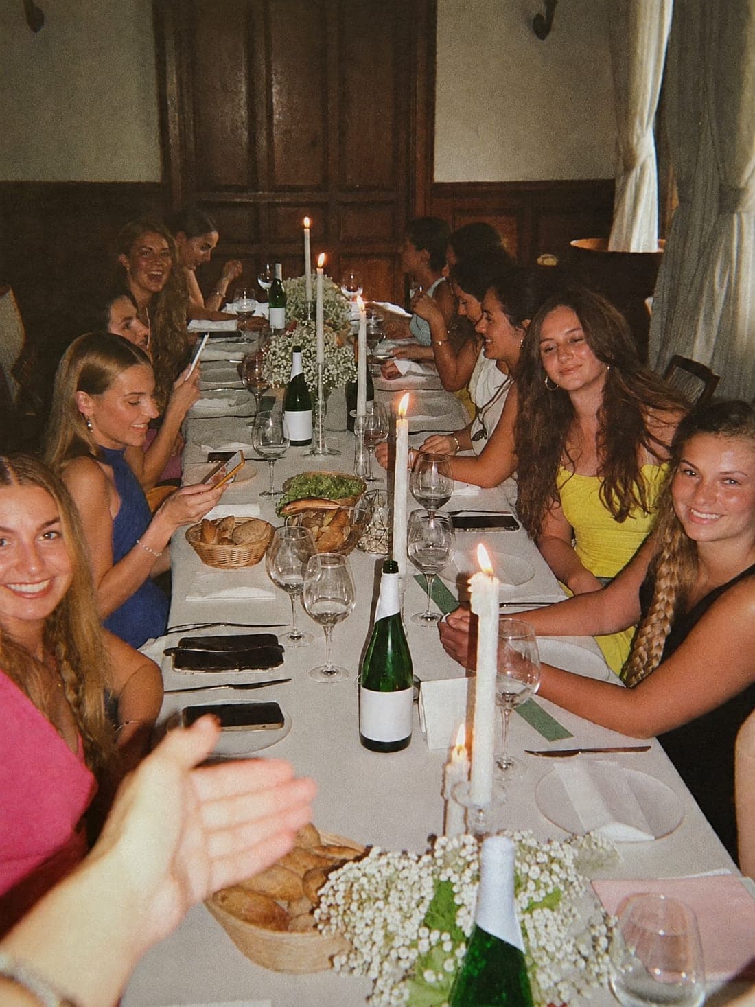 Het dispuutsdiner aan de lange tafel met kaarsen