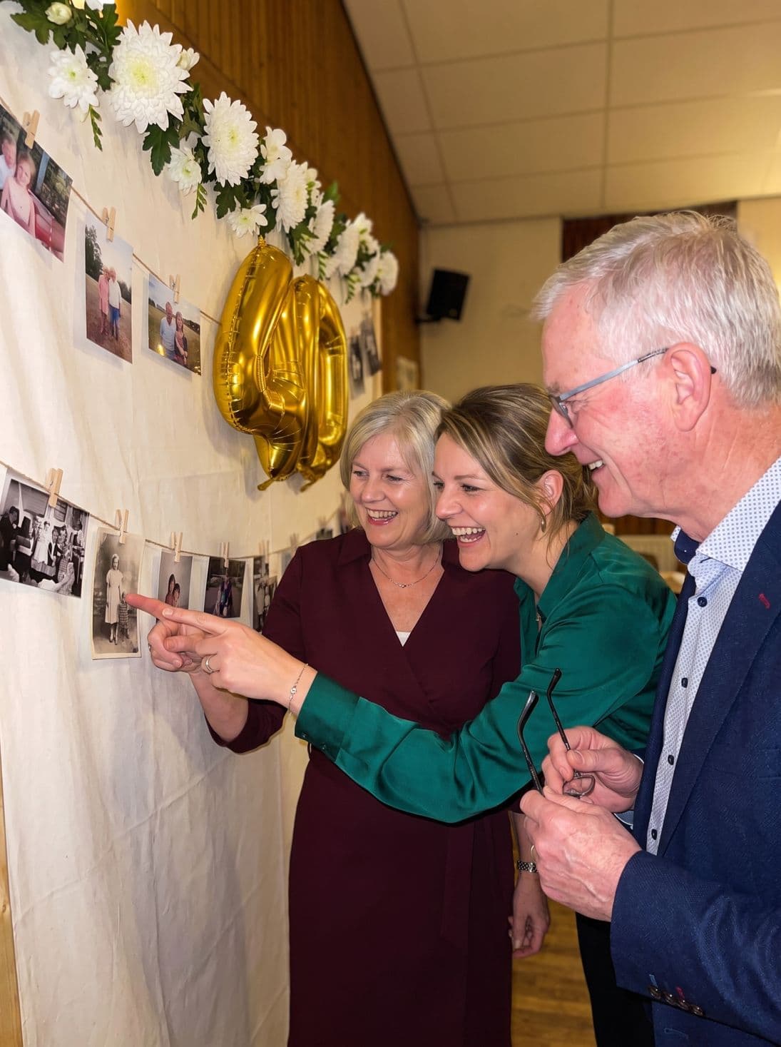 Oude foto's aan de fotoslinger