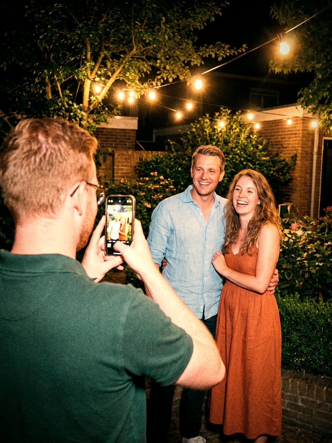 Joost fotografeert Mark en Sanne onder de lichtjes