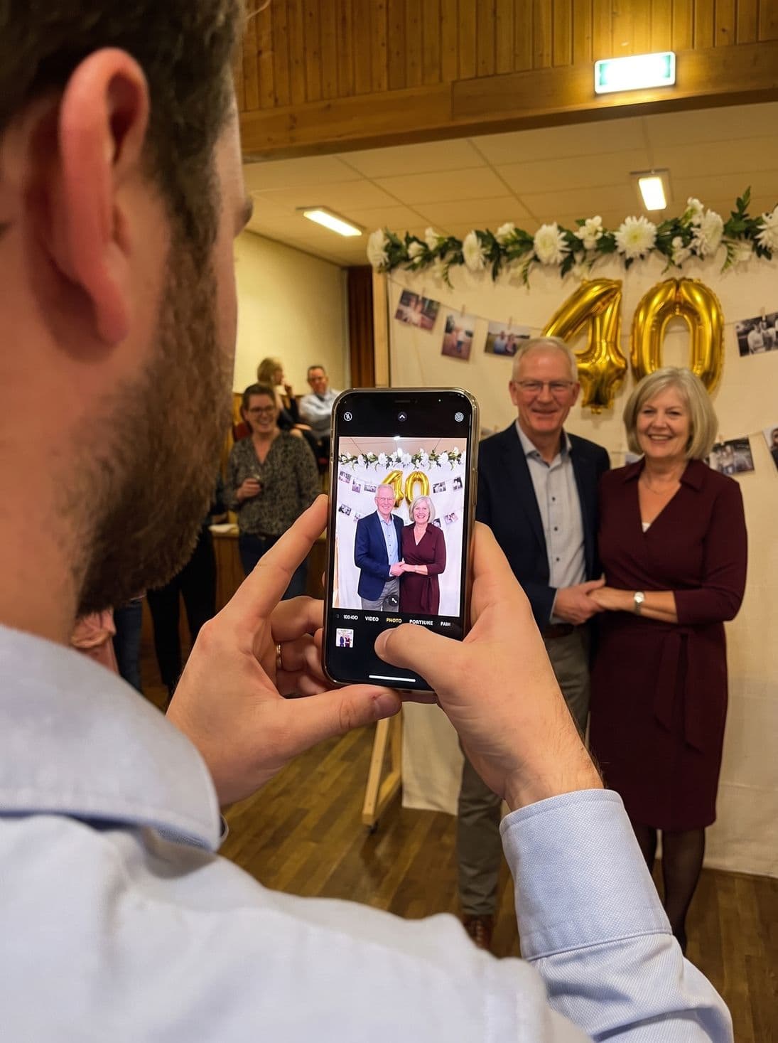 Een gast fotografeert het paar voor de 40-ballonnen