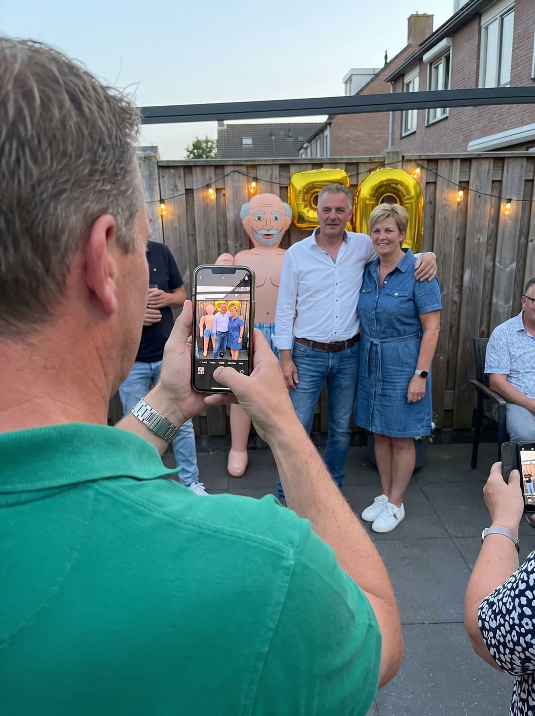 Een gast fotografeert het stel voor de Abraham-pop
