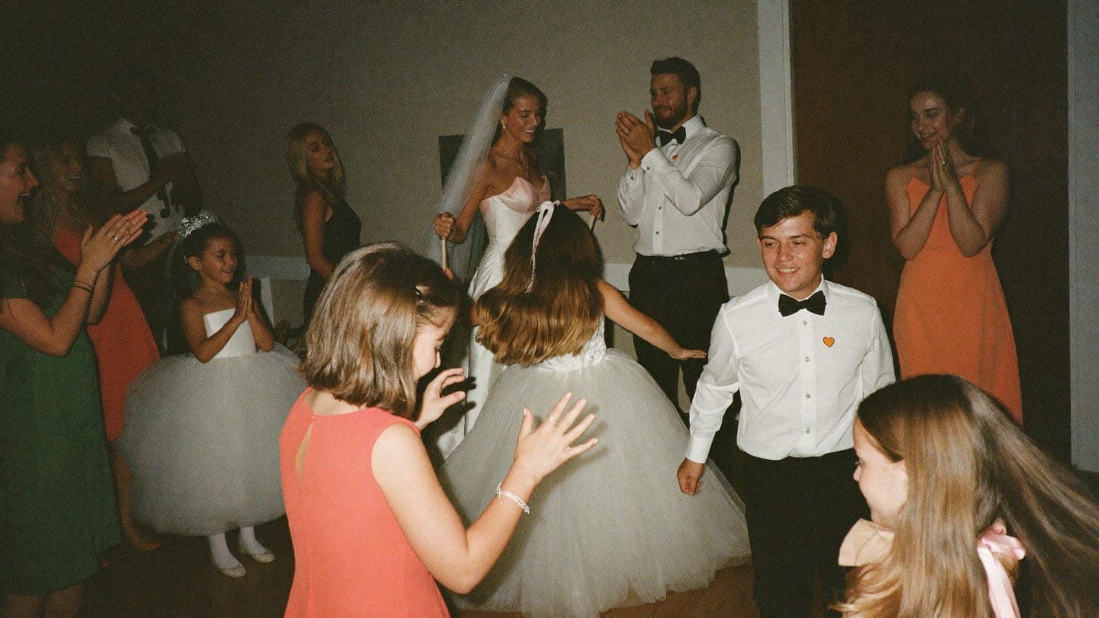 Kinderen dansen met de bruid op de dansvloer