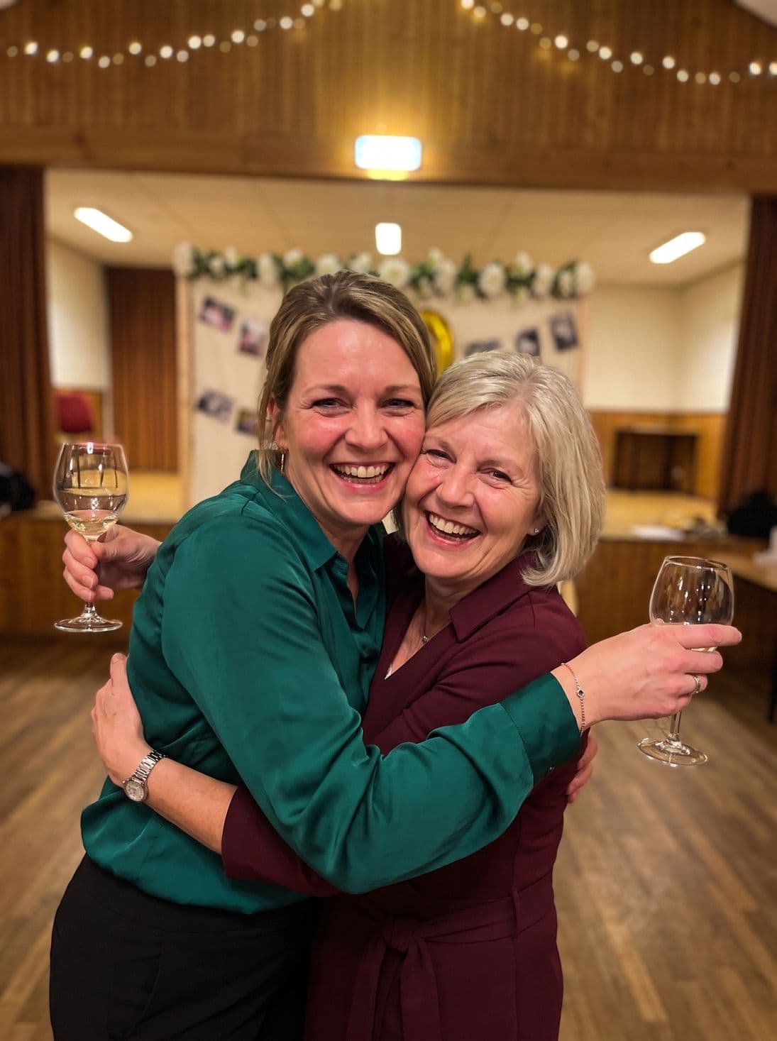 Moeder en dochter omhelzen elkaar op het jubileum