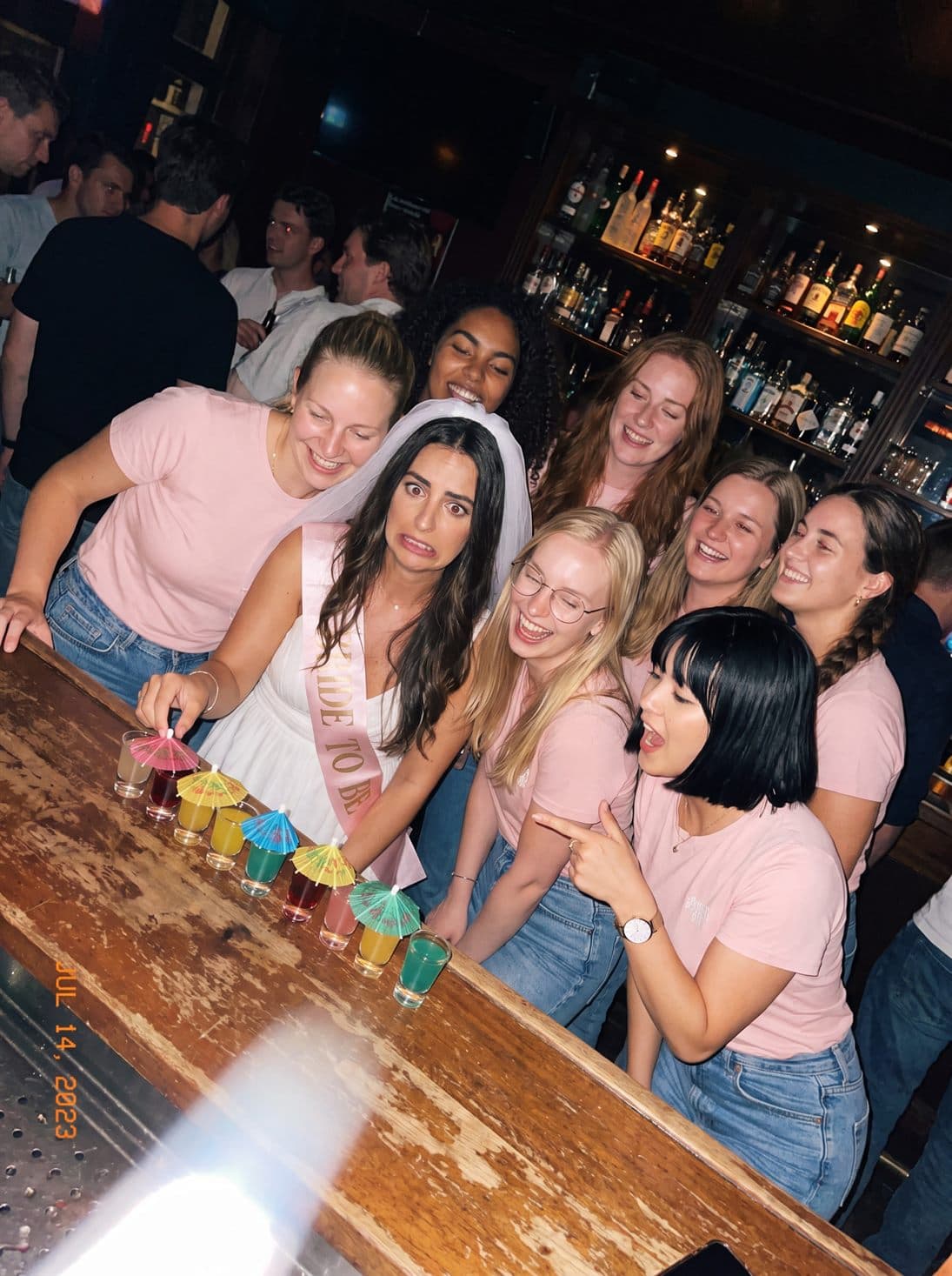 De shotjes met parapluutjes aan de bar