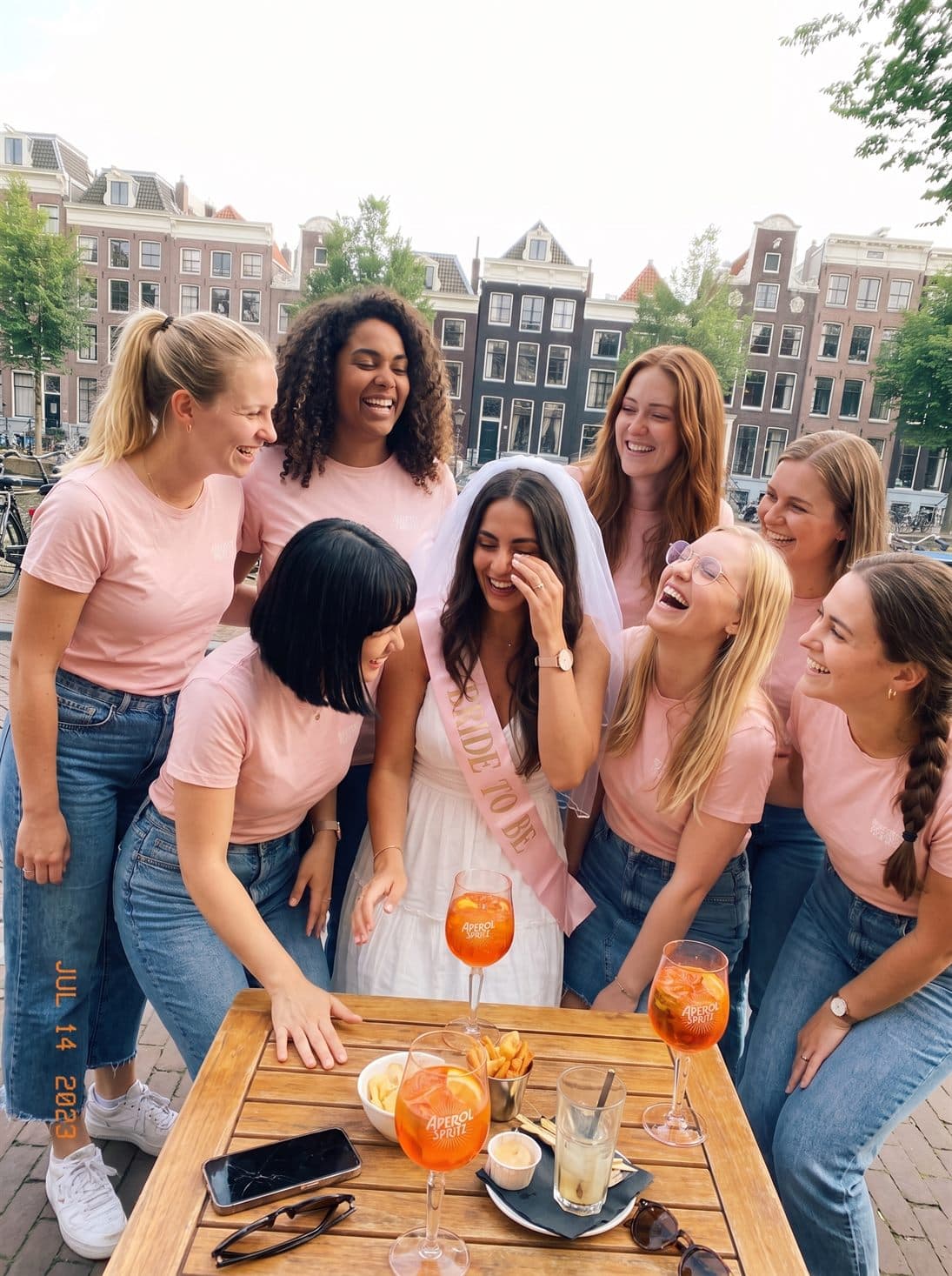 De hele groep in een lachbui op het terras