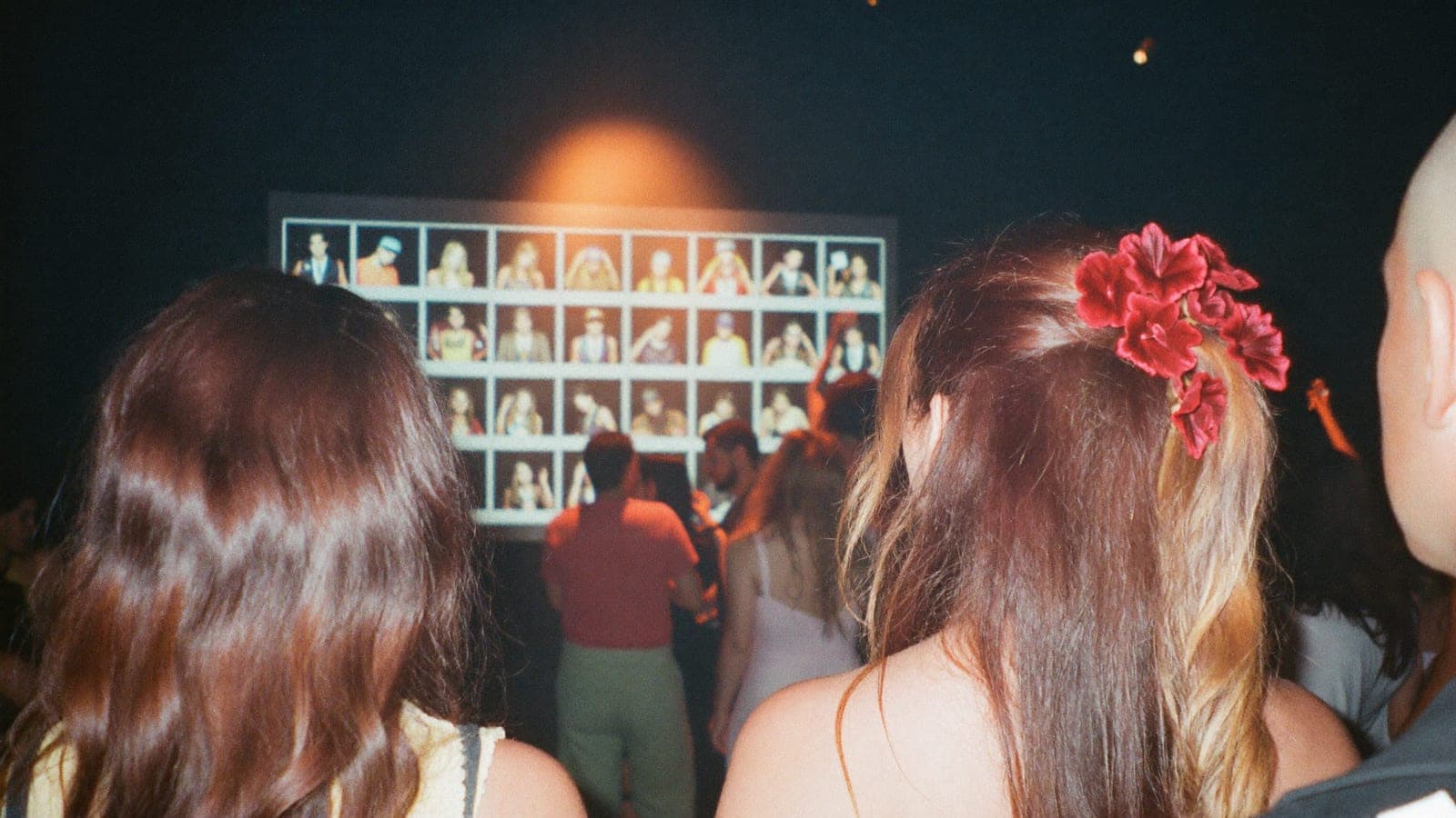 Gasten kijken naar de live slideshow met gastenfoto's op het grote scherm