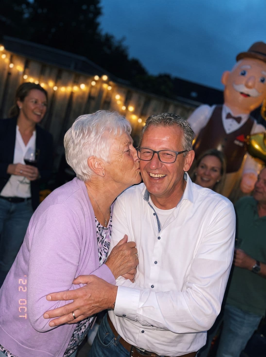 Een kus van zijn moeder