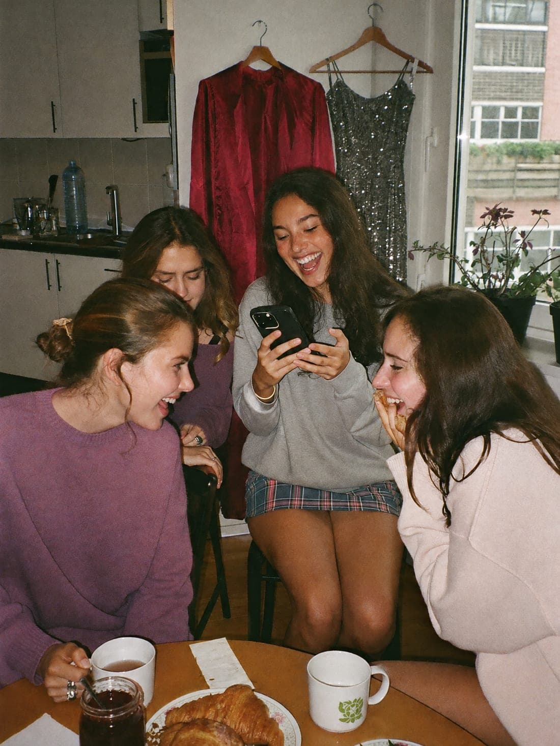 De ochtend erna: aan de keukentafel lachen om de foto's van gisteren