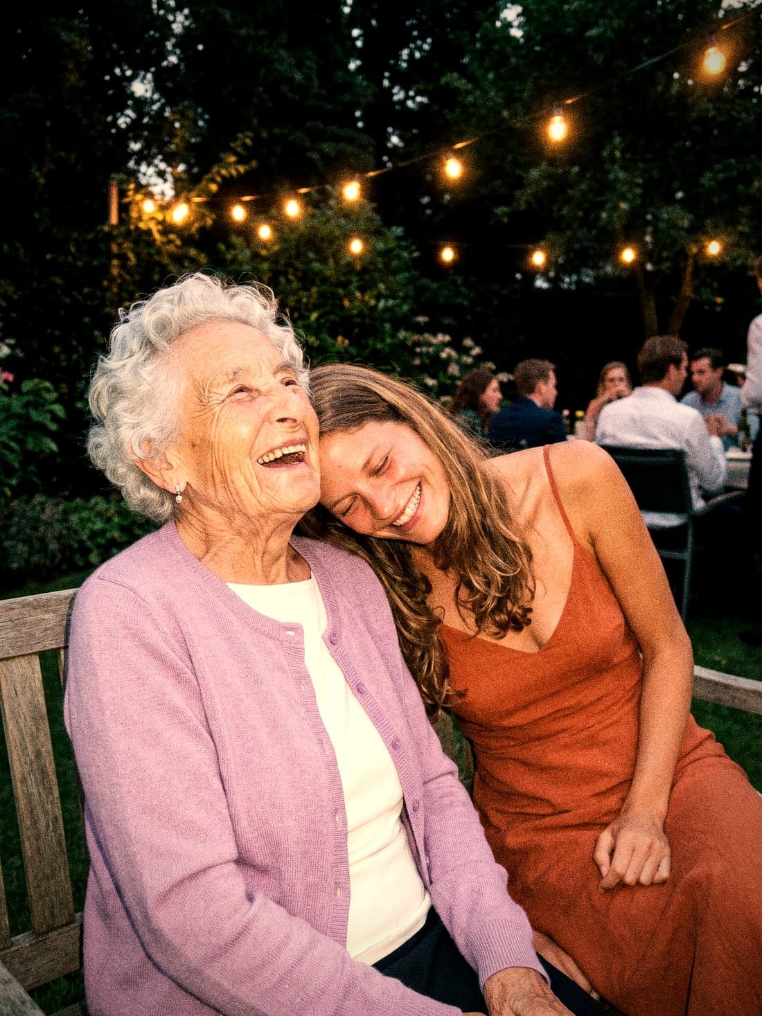Oma Truus en Sanne lachen samen