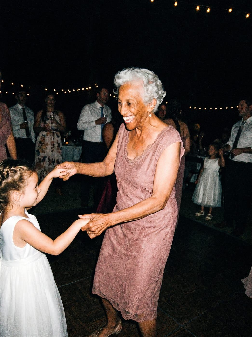 Oma danst met het bloemenmeisje