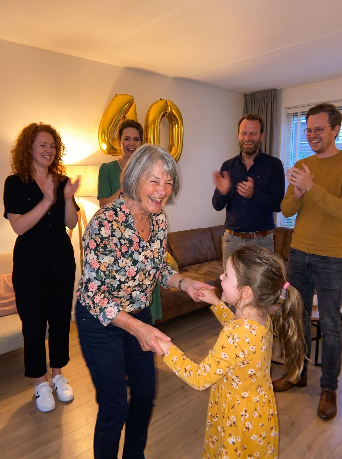 Oma danst met kleindochter