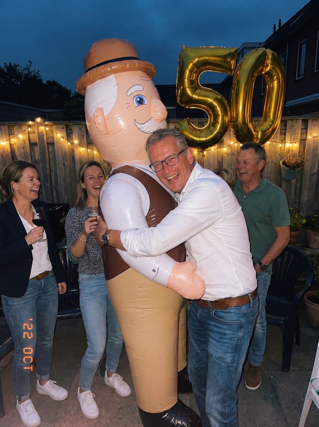 Lachend naast de opblaas-Abraham