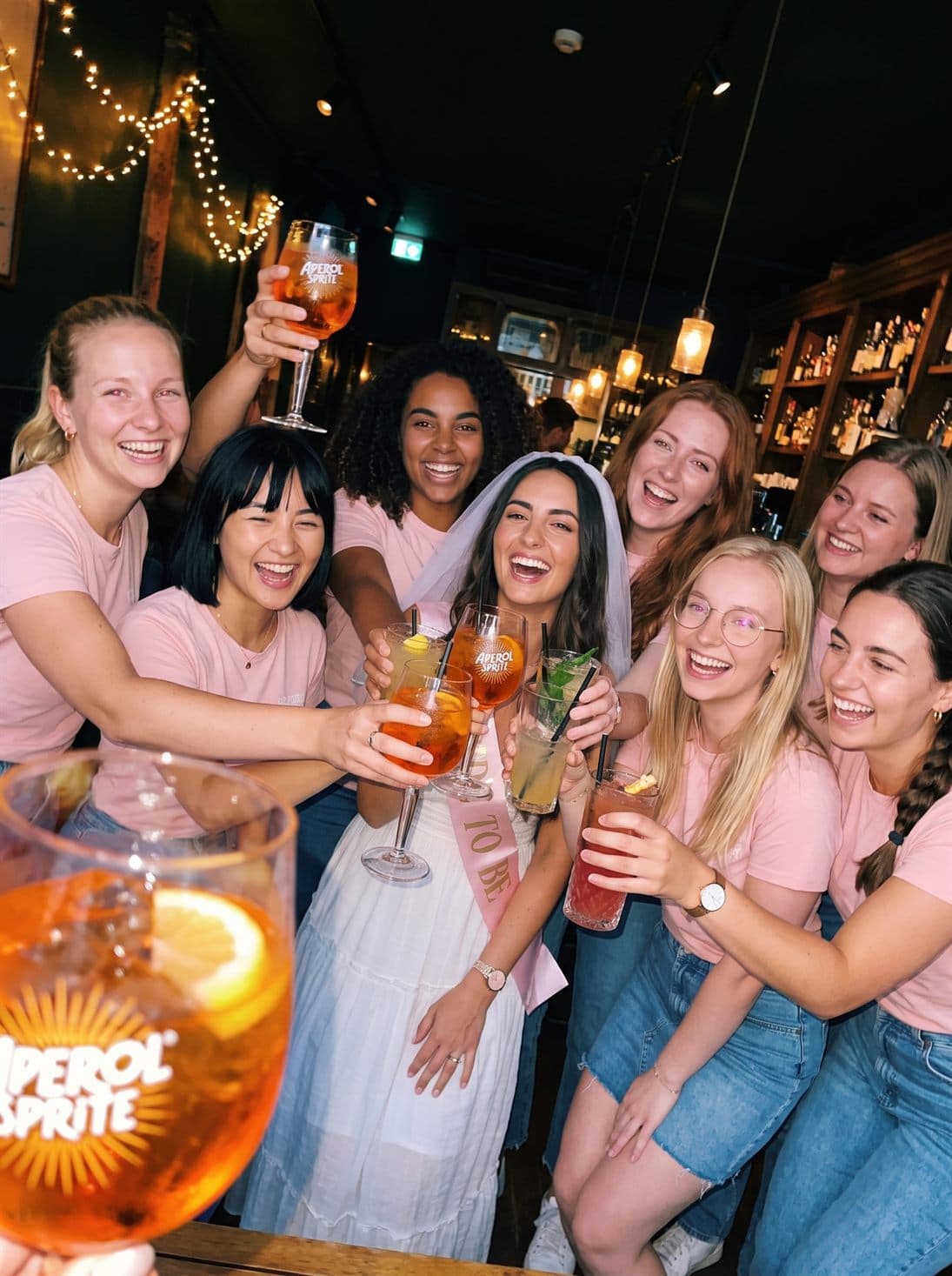 Proosten met cocktails