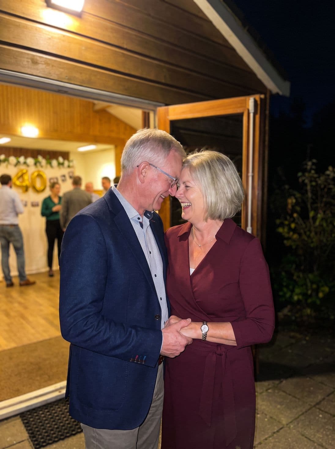 Het paar samen buiten de zaal, hand in hand