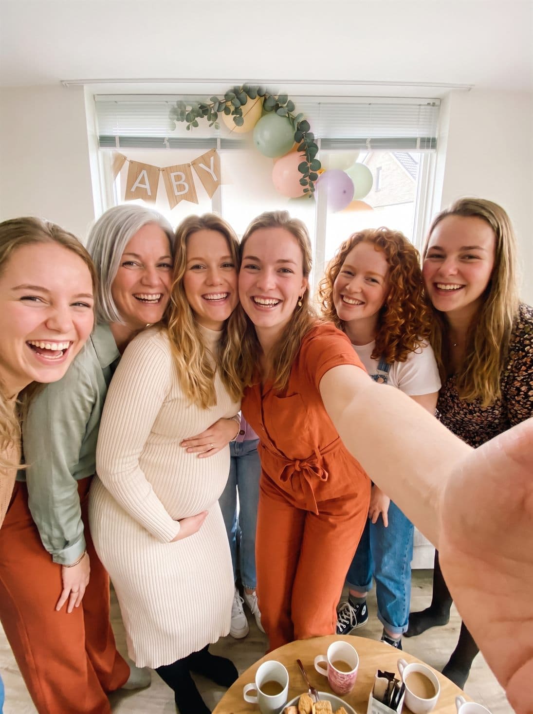Groepsselfie op de babyshower