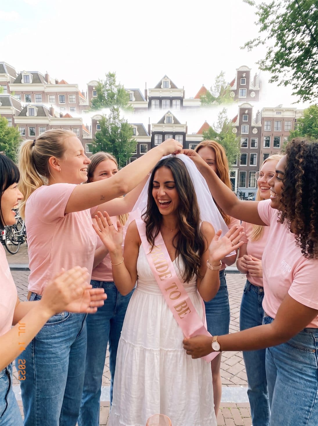 Kim krijgt de sjerp en het sluiertje om bij het verzamelpunt