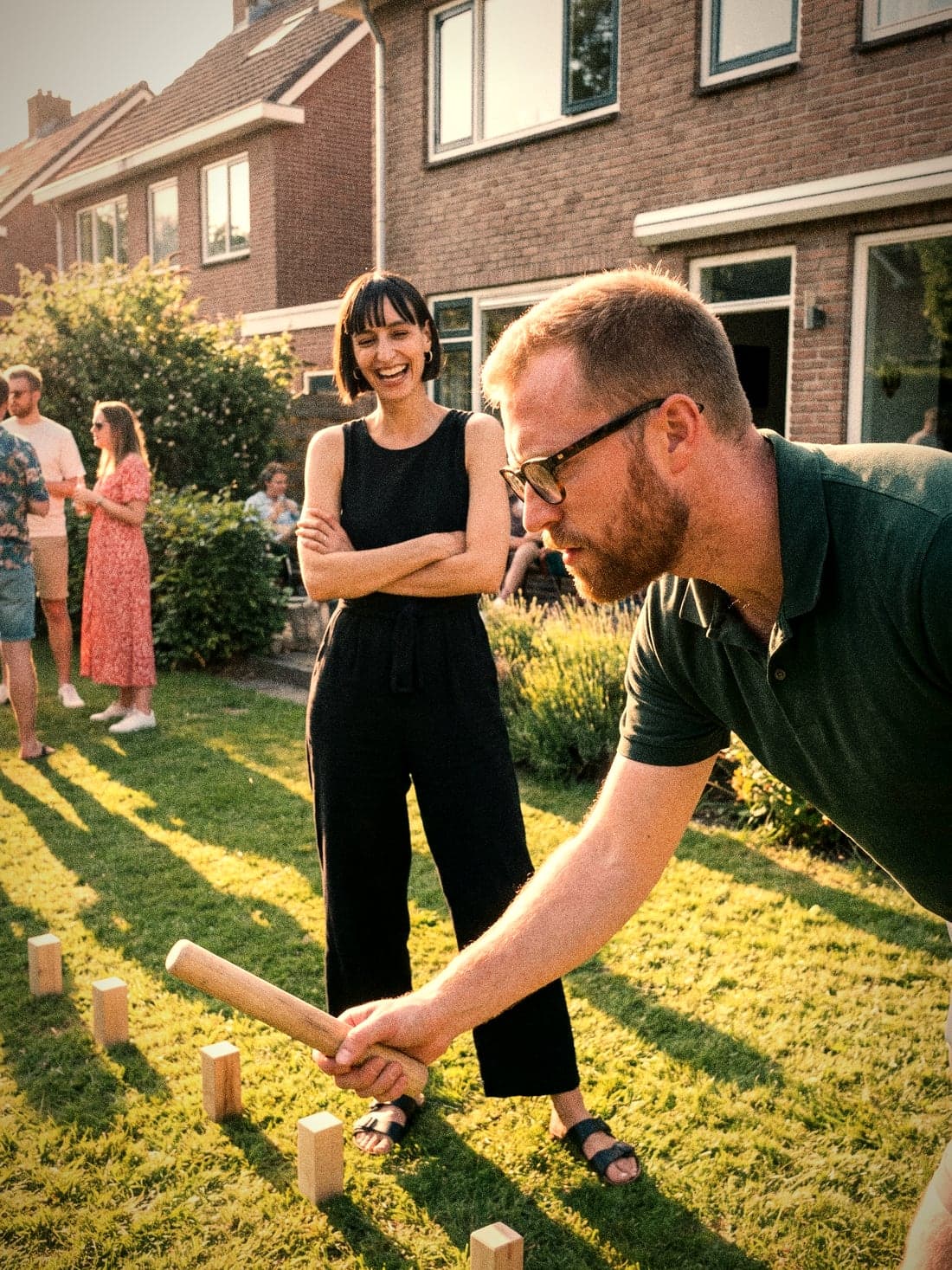 Joost mikt bij het kubben, Femke lacht hem uit