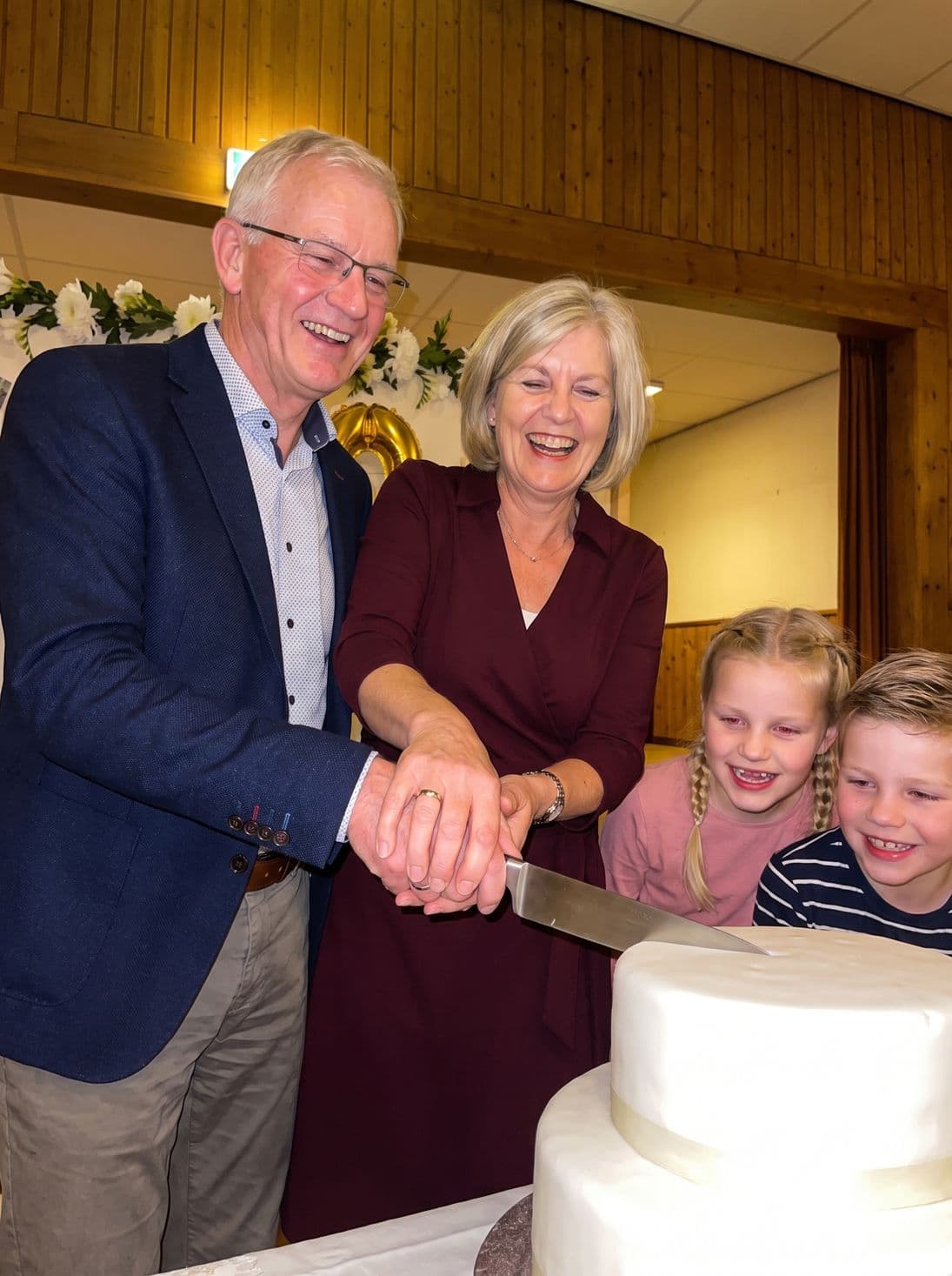De jubileumtaart aansnijden