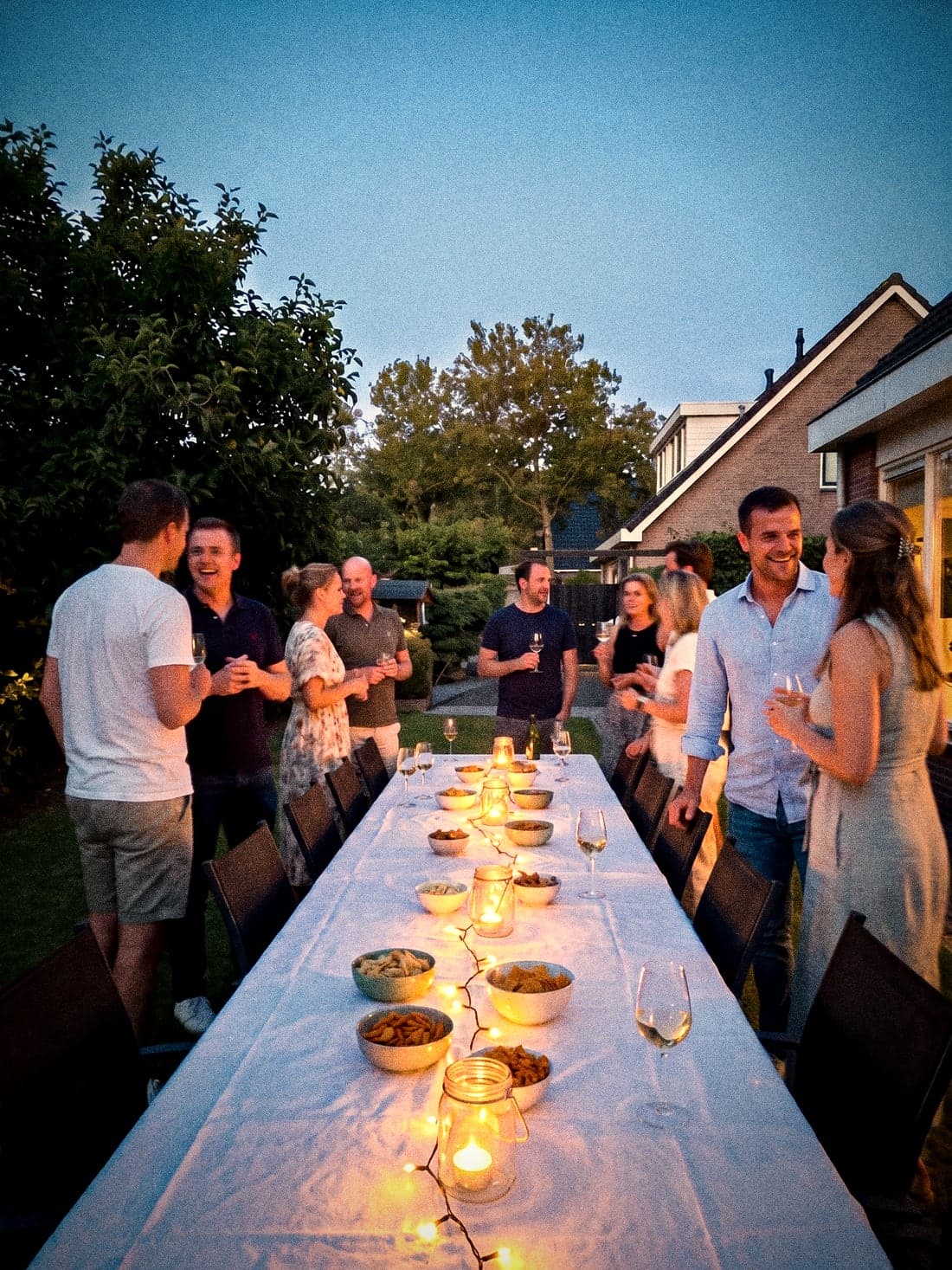 De lange tafel in de tuin