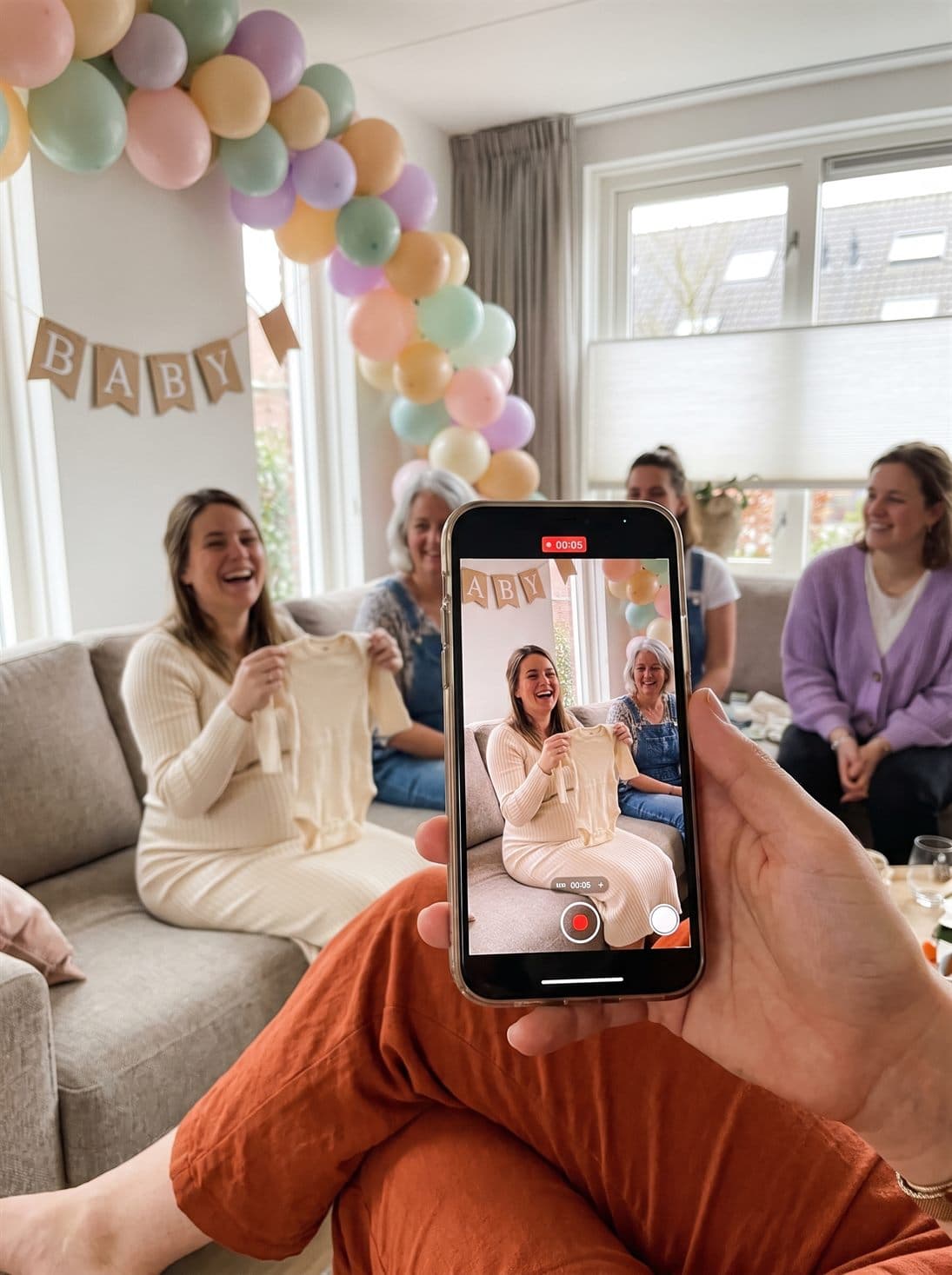 Een vriendin filmt hoe Noor het babypakje uitpakt