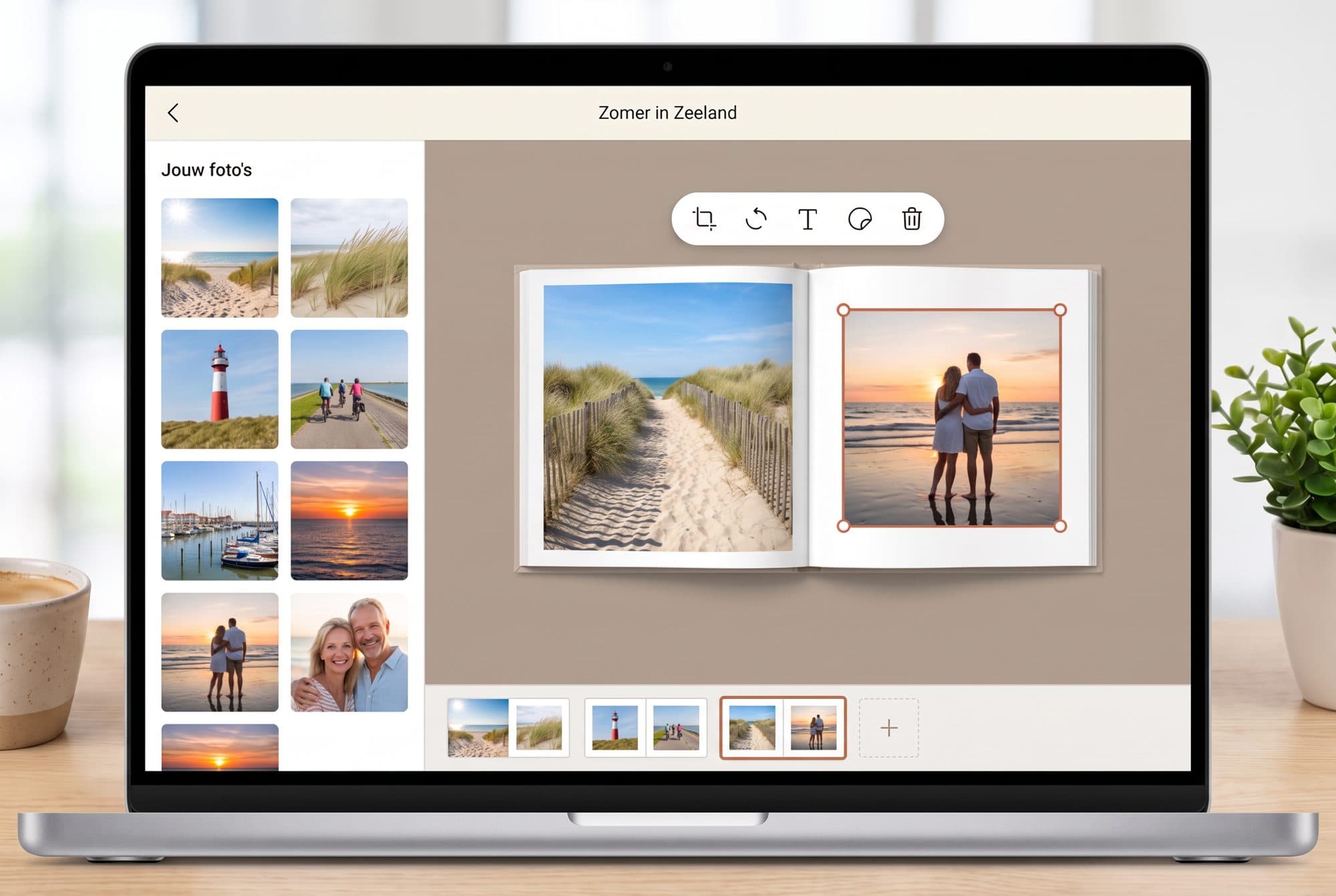 De editor op een laptop: links je foto's, in het midden het boek Zomer in Zeeland, onderaan de pagina's